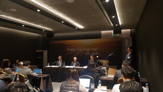 30일 서울 삼성동 코엑스에서 데이비드 웹스터 델EMC 아시아태평양 및 일본 엔터프라이즈 총괄 사장(왼쪽)과 하워드 엘리어스 델 서비스 및 디지털 총괄사장(가운데), 김경진 델EMC 본사 수석부사장 겸 한국 엔터프라이즈 비즈니스 총괄 사장이 기자들의 질의응답에 답하고 있다.   델 테크놀로지스 제공